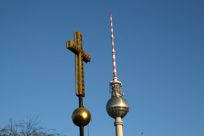 Das abmontierte Kreuz des Berliner Doms, das z.zt. (Dez 06) neben dem Dom steht. Im Hintergrund der Fernsehturm in dem sich (wie passend) die Sonne in einem Kreuz spiegelt. Diese Spiegelung hiess frher wohl  die Rache des Papstes . Das SED Regime hatte vergeblich versucht diese Spiegelung zu verhindern. 