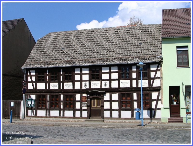 Das lteste Haus im historischen Stadtkern von Uebigau beherbergt natrlich ein Heimatmuseum zur Darstellung der Geschichte des Ackerbrgerstdtchens. Im Hof entstand aus der ehem. Scheune eine Kulturscheune fr verschiedenste Veranstaltungen und dahinter im Garten wurde eine bronzezeitliche Siedlung errichtet. Uebigau, 01.05.06.