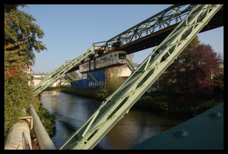 Das lteste  Schnellbahnsystem Deutschlands  die Wuppertaler-Schwebebahn, lter als die U-Bahn in Berlin, verrichtet jetzt schon seit fast 120 Jahren ihren Dienst im  Tal der Wupper  und ist Ausdruck der zentralen industriegeschichtlichen Bedeutung Wuppertals!