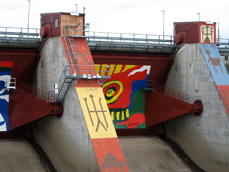 Das Akkat Kraftwerk bei Jokkmokk zeigt knstlerische Darstellungen
ber die Vertreibung der Samis durch die fortschreitende Industiealisierung. Das Foto entstand am 3.8.08.