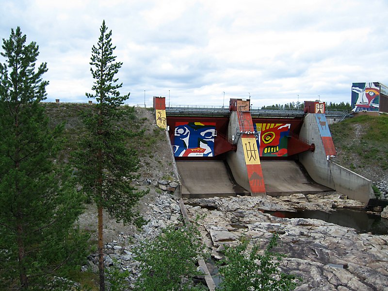 Das Akkat Kraftwerk bei Jokkmokk zeigt knstlerische Darstellungen
ber die Vertreibung der Samis durch die fortschreitende Industiealisierung. Das Foto entstand am 3.8.08.