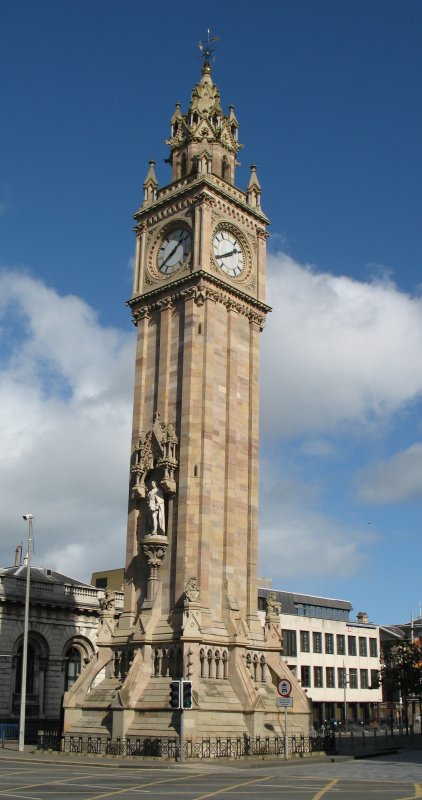 Das Albert Memorial Clocktower ist dem Big Ben hnlich.
Der Turm wurde 1867 zu Ehren des Prinzgemahls errichtet.
Er ist 113 Meter hoch. Wer glaubt er sieht ein wenig schief, sieht richtig. Wegen des sumpfigen Untergrundes ist der Turm ein wenig in Schieflage.
( September 2007)