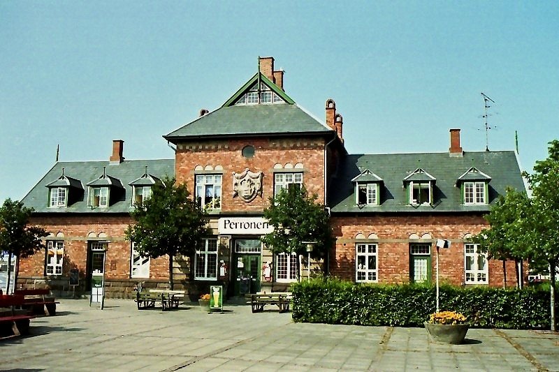 Das alte Bahnhofsgebude von Rnne (Aug. 1997). Gleise gibt es hier schon lange nicht mehr, dafr aber ein Lokal namens Perronen ( Bahnsteig ).