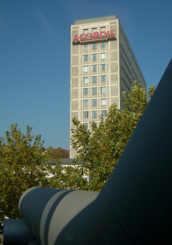 Das alte Glanzstoff AG-Hochhaus in Wuppertal-Elberfeld. Von der Kunstseide bis hin zu Sympatex wurden hier ein Groteil der wichtigsten Chemiefasern der weltweiten Textil-Chemie erfunden.