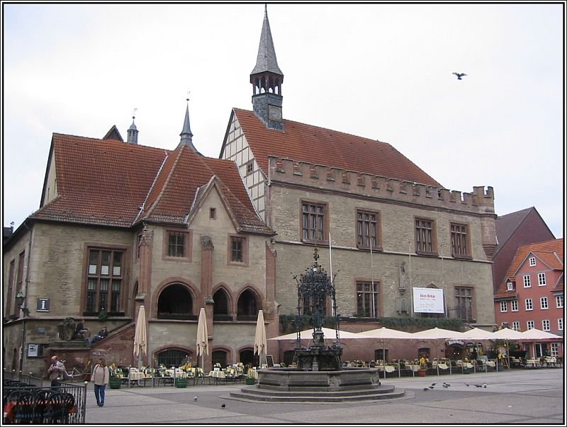 Das alte Gttinger Rathaus mit dem Marktplatz und dem Gnselieselbrunnen am 08.04.2007, nun aufgenommen mit meiner Digitalkamera. Nachdem 1978 ein neues Rathaus bezogen worden war, wurde das alte Rathaus umfassend restauriert. Im Vergleich zu den vorherigen alten Bildern fllt gleich die Vernderung der Fassade auf. Das Gebude dient jetzt vor allem reprsentativen Zwecken, auerdem ist dort auch das Fremdenverkehrsamt angesiedelt. Nicht unerwhnt bleiben darf das Restaurant  Ratskeller .