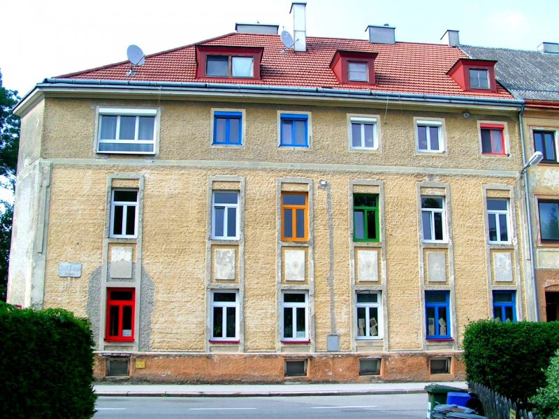 Das alte Haus mit den bunten Fenstern; 080725