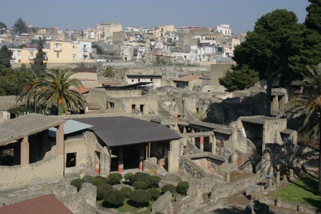 Das Ausgrabungsgelnde hat den Name Scavi d'Ercolano und ist nicht so berlaufen wie Pompeji.
