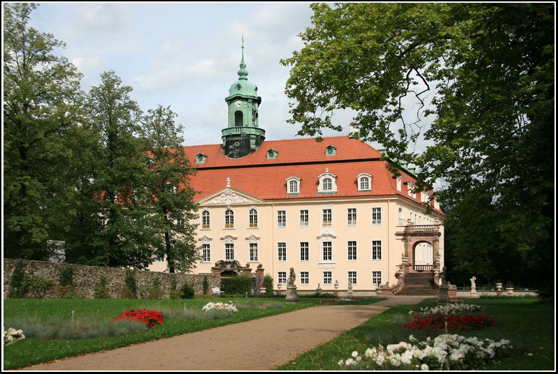 Das Barockschloss Lichtenwalde, im gleichnamigen Ort vor den Toren der Stadt Chemnitz gelegen, ist ein beliebtes Ausflugsziel. Hier der Blick vom oberen Teil des Barockgartens auf das Schloss, aufgenommen am 18.08.07.