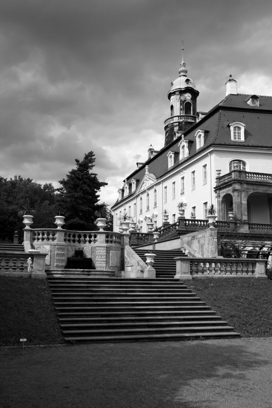 Das Barockschloss Lichtenwalde vom unteren Teil des Barockgartens aus betrachtet. Das Ambiente ist besonders beliebt als Ort zum Heiraten und fr sommerliche Klassik-Konzerte. Die Aufnahme entstand am 18.08.07.