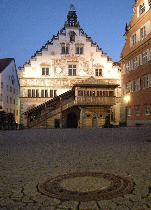 Das berhmte Rathaus von Lindau lsst sich nur am Abend, wenn es ruhiger geworden ist, ohne Menschen fotografieren.
(Aug. 2008)