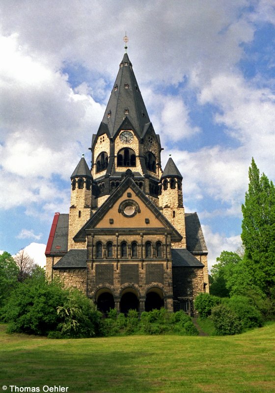 Das Bild, aufgenommen im Sommer 1996, zeigt die von 1905-08 erbaute und vom Architekten Otto Kuhlmann im neoromanischen Stil konzpierte Lutherkirche an der Zschopauer Strae. Das Gebude nimmt mit seinem zentralen Kuppelbau eine Sonderstellung unter den Chemnitzer Sakralbauten ein.