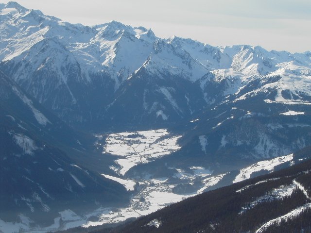 Das Bild enstand auf 2200 Meter Hhe auf dem Wildkogl bei Neukirchen am Grovenediger. Der erste Ort direkt unterhalb ist Wald. Direkt darber liegt Krimml