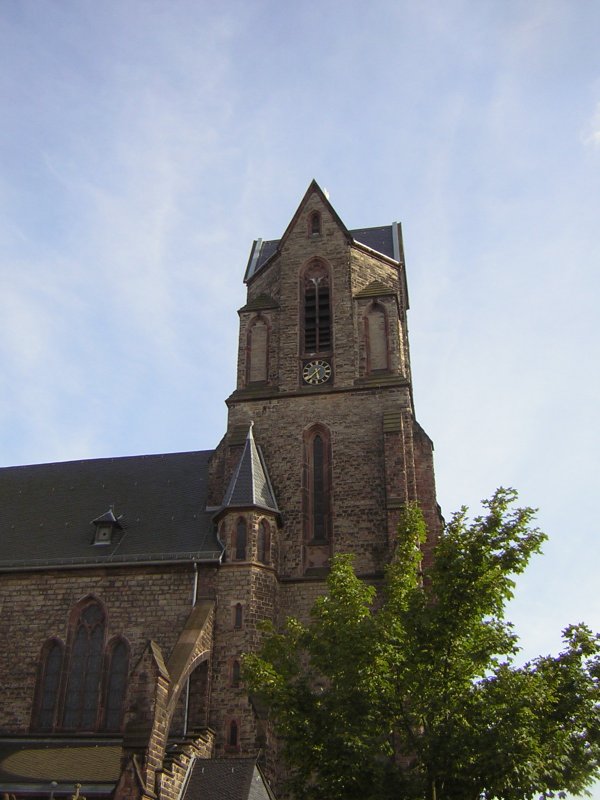 Das Bild zeigt einen Turm der Pfarrkirche St. Josef in Saarbrcken.