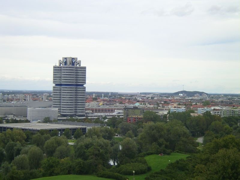 Das BMW-Hochhaus vom Olympiaberg aus gesehen. Im Hintergrund gut zu sehen ist die Allianz-Arena.