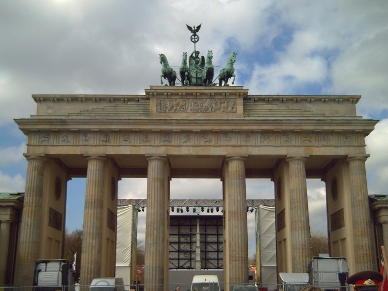 Das Brandenburger Tor am 19.04.2008. Im Hintergrund die Leinwand der Fan-Meile fr das Pokal-Finale