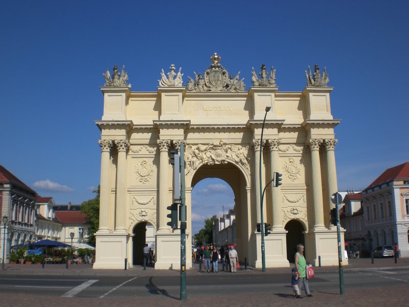 Das Brandenburger Tor am Luisenplatz in Potsdam der Landeshauptstadt Brandenburgs.