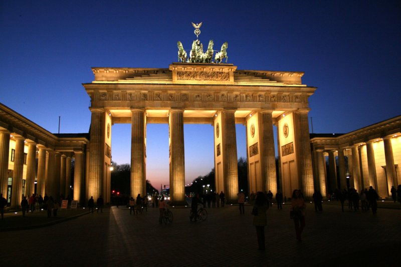 Das Brandenburger Tor in einer kalten und klaren Winternacht 2006. Die tolle Bestrahlung gibt einen schnen Kontrast zum eindrucksvoll dunkelblauen Hintergrund des Winterhimmels. 