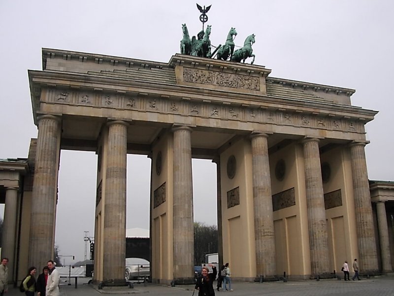 das Brandenburger Tor,bei dem Wetter war ncht allzuviel los.April 2006.