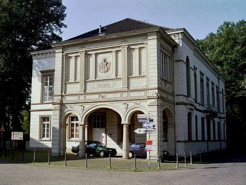 Das  Casino  (September 2007). Die  Gesellschaft Casino  hat das Haus 1841/42 erbaut und als Zentrum des Vereinslebens genutzt. Dieses Stammhaus der Vereinigung namhafter Brger ging in den Wirren des Zweiten Weltkriegs fr die Gesellschaft verrloren. Die Gesellschaft besteht jedoch weiterhin. Derzeit nehmen ber 100 Mitglieder engagiert am Vereinsleben teil. - Das Gebude wird heute u.a. von der Evangelisch-Freikirchlichen Gemeinde genutzt.