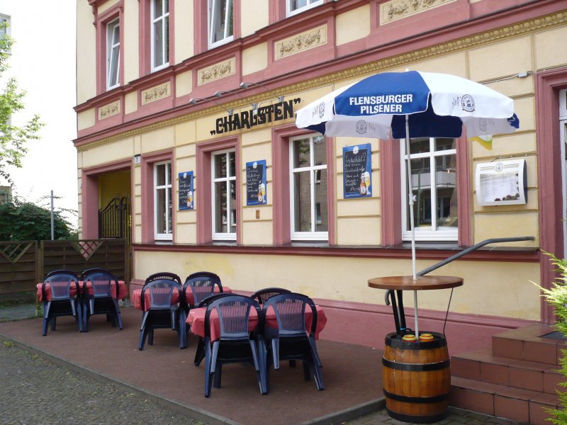 Das Charlsten in der Charlottenstrae 7 in Berlin-Kpenick ist das wahrscheinlich erste Nichtraucherrestaurant in diesem Bezirk. Wer also nicht auf eine gesetzliche Regelung warten will, dem sei dieses Restaurant, das deutsch-franzsische Kche anbietet, wrmstens empfohlen. Den Besuch kann man mit einem 3 km langen Spaziergang durch Kpenick verbinden, wenn man z.B. mit der S-Bahn anreist und im Bahnhof Kpenick ausstiegt. Man geht hier in die Borgmannstrae, dann Thrnagelstrae, Gelnitzstrae, durch den Park Bellevue, geradeaus einen Fuweg nahe der Strae Am Krusenick, ber eine Fugngerbrcke geht es dann zur Altstadt. Von dort aus dann in den Kietz und immer geradeaus. 23.6.2007