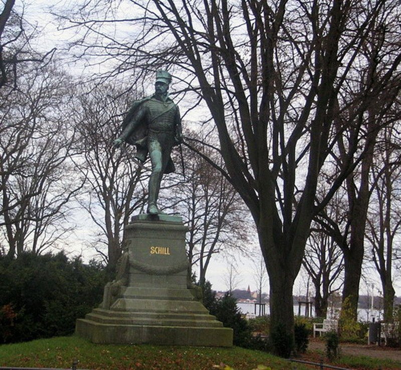 Das Denkmal von  Ferdinand von Schill zu sehen, an der Sundpromonade von Stralsund geboren wurde er 6.1.1776 und ist am 31.5.1809 im Kampf gegen die Franzosen in Stralsund als Husarenoffizier gefallen.