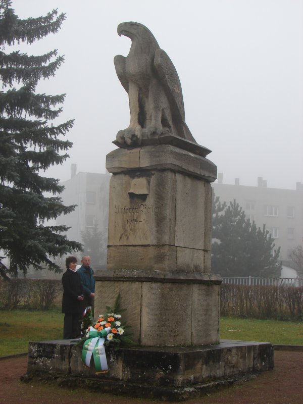 Das Denkmal in Laucha am Obertor fr die Gefallenen des 1. Weltkrieges, Aufnahme vom Volkstrauertag am 18.11.2007
