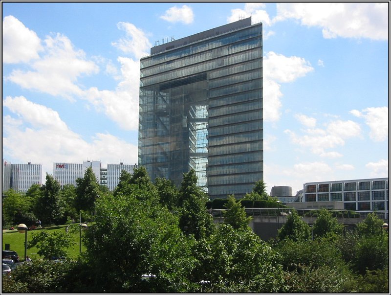 Das Dsseldorfer  Stadttor , aufgenommen am 17.06.2007 aus Richtung des Eingangs vom Rheinturm. Auf dem Bild kann man die innere Gliederung des Gebudes erkennen, die tatschlich an ein riesiges Tor erinnert. Nhere Infos siehe hier:
http://www.duesseldorf.de/planung/stadtentw/hafen/hinweis03.shtml