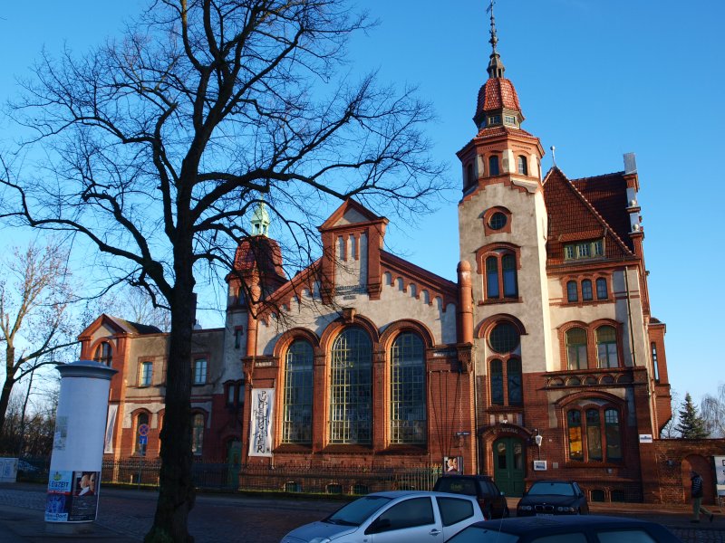 Das E-Werk am Nordufer des Pfaffenteichs in Schwerin am eiskalten Morgen des 19.01.2009.Bis ende der 60er Jahre wurde hier Strom produziert, heute ist es Teil des Mecklenburgischen Staatstheaters.