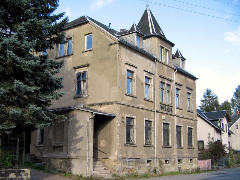 Das ehemalige Postamt an der unteren Hauptstraße in Burkhardtsdorf, dem Verfall preisgegeben, 30.09.07