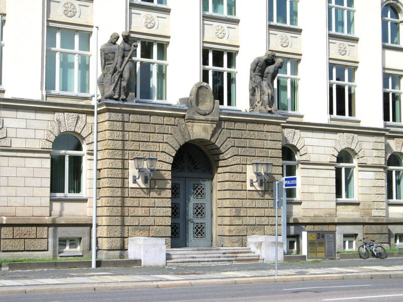 Das Eingangsportal des Polizeiprsidiums Chemnitz. Die Figuren stammen noch aus der hra von Richard Hartmann, 09.07.07