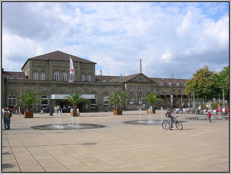 Das Empfangegebude des Gttinger Bahnhofs, aufgenommen am 31.08.2003. Der Vorplatz wurde in den 90er Jahren des letzten Jahrhunderts neu gestaltet; frher war das ein triester Parkplatz.