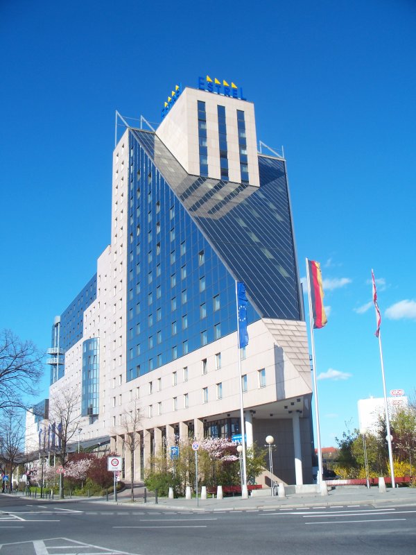 Das Estrel Hotel in Berlin Neuklln. Das Hotel besizt einen eigenen Bahnhof und einen Schiffsanleger.