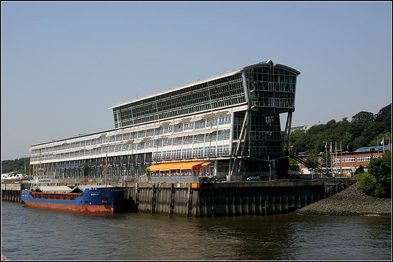 Das Fhr- und Kreuzfahrtterminal am Edgar-Engelhard-Kai. Fertigstellung 1992, Architekten: Architekten me di um, Hamburg Alsop & Lyall, London. 15.7.2007 (Matthias)