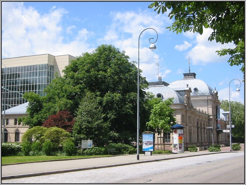 Das Festspielhaus in Baden-Baden, aufgenommen am 23.05.2006. Es besteht aus einem ehemaligen Bahnhof-Empfangsgebude (rechts) und einem modernen Neubau (links) und wurde 1998 erffnet.