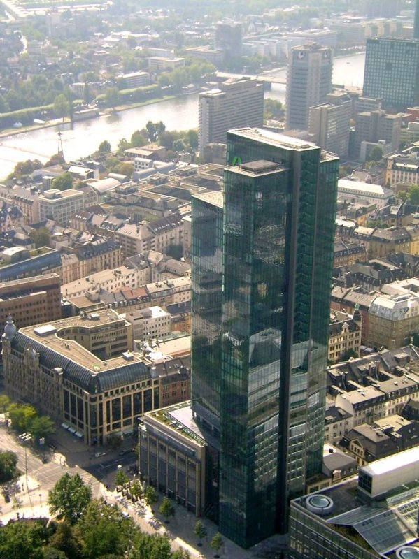 Das Gallileo-Hochhaus vom Main-Tower aus gesehen.