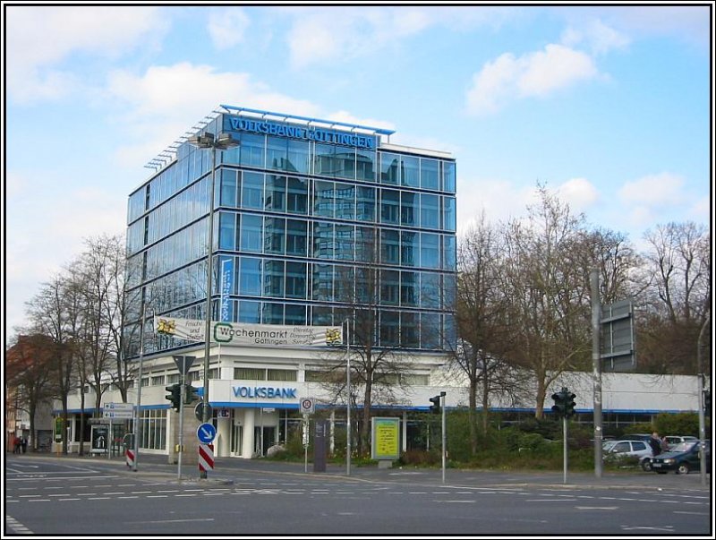 Das Gebude der Volksbank in Gttingen am Geismar Tor. In der Fassade spiegelt sich das neue Rathaus der Stadt (siehe mein Bild mit der ID 6940). Die Spiegel-Fassade (keine Ahnung, ob Glas oder ein anderer Werkstoff) wurde brigens erst vor einigen Jahren vor die eigentlich graue, eher trieste Fassade vorgesetzt, die man beim genauen Hinsehen imemr noch erkennen kann. Die Aufnahme stammt vom 09.07.2007. 
