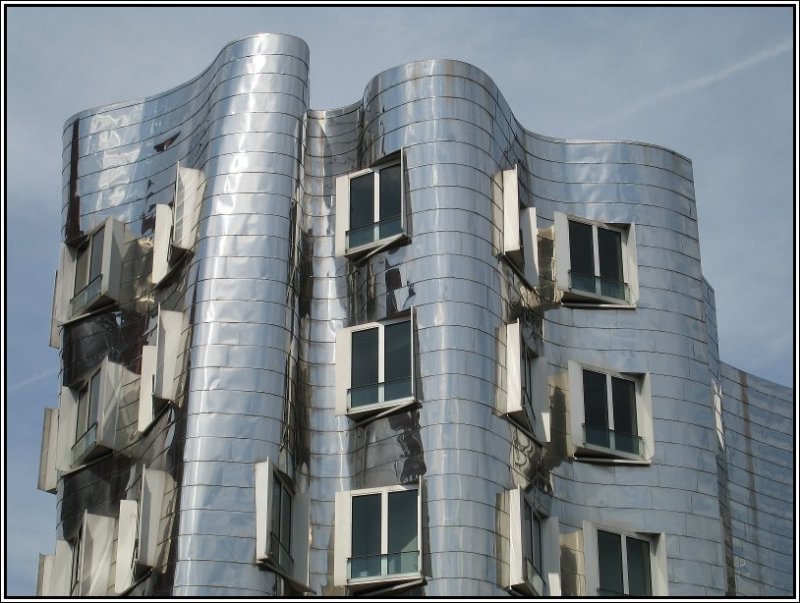Das Gehry-Gebude mit der Spiegelfassade in einem Detailausschnitt. Auch hier kann man gut die hervorspringenden Fenster erkennen. (08.07.2007) 