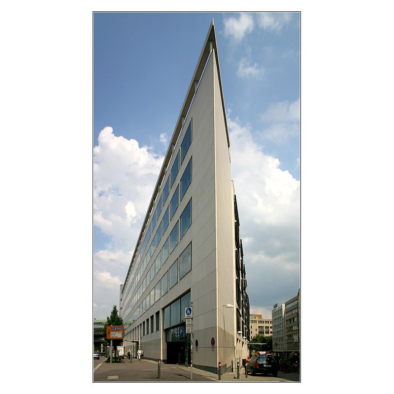 Das Geschftshaus  Hussler-Plaza  am Rotebhlplatz in der Stuttgarter Stadtmitte. 23.5.2007 (Matthias)