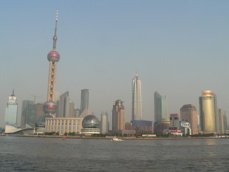 Das Geschftsviertel von Shanghai mit dem bekannten Pearl Tower (links) vom Bund aus gesehen. April 2006