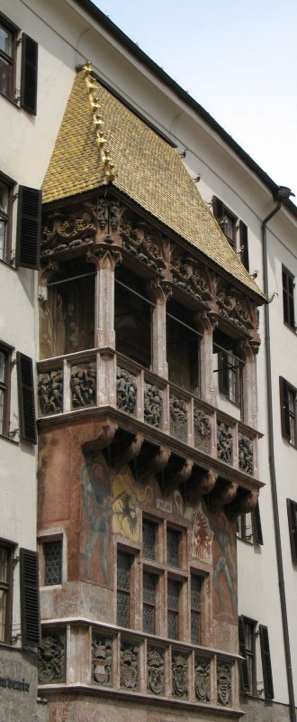 Das Goldene Dachl mit seinen ber 2000 vergoldeten Kupferplatten in Innsbruck.
(Mai 2008)