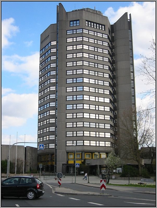 Das Hauptgebäude des neuen Rathauses der Stadt Göttingen nahe dem Geismartor, das 1978 bezogen wurde. Diese Aufnahme stammt vom 08.04.2007.