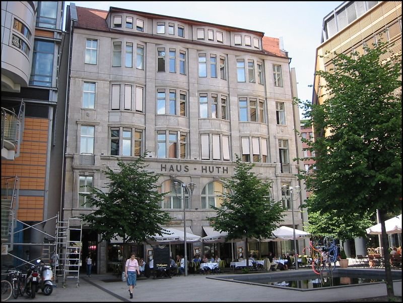 Das Haus Huth ist das letzte komplett erhaltene Gebude der ursprnglichen Bebauung am Potsdamer Platz. Nun ist es ein Teil des Gebudeensemble Potsdamer Platz Arkaden. (Juli 2005)