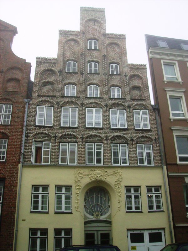 Das ist das Haus  Zum Einhorn  in Lbeck, Groe Altefhre 33.
Urkundlich erwhnt erstmals 1315. Aufnahme Oktober 2007.
