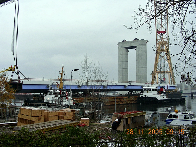 das Heben beginnt fr die schwersten Brckensektion, ber 900 to, beim Bau der neuen Rgenbrcke Stralsund