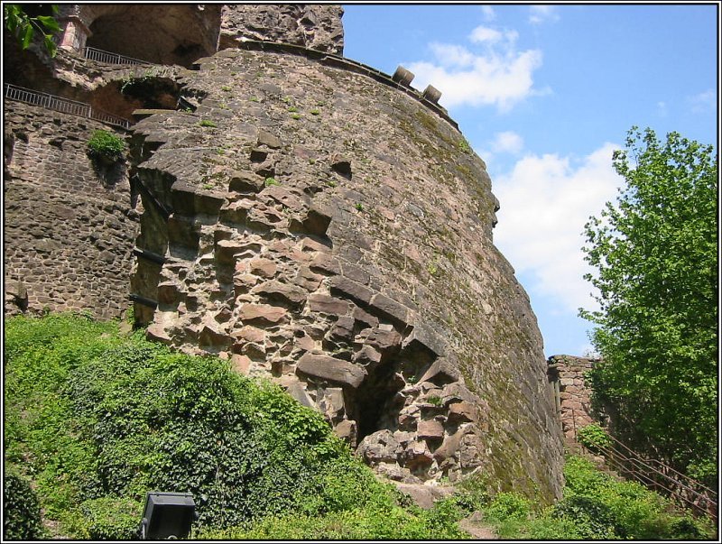 Das Heidelberger Schlo am 11.05.2006. Im Bild die Ruine eines Turms, der im Jahr 1693 von franzsischen Soldaten im Pflzer Erbfolgekrieg gesprengt wurde (lt. Wikipedia), mit der abgesprengten Mauerschale.