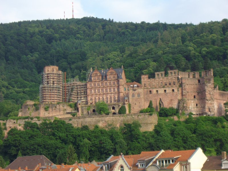 Das Heidelberger Schloss ist als eine der berhmtesten Ruinen Deutschlands bekannt. Es steht 80 m ber dem Talgrund am Nordhang des Knigstuhls und dominiert von dort das gesamte Stadtbild
