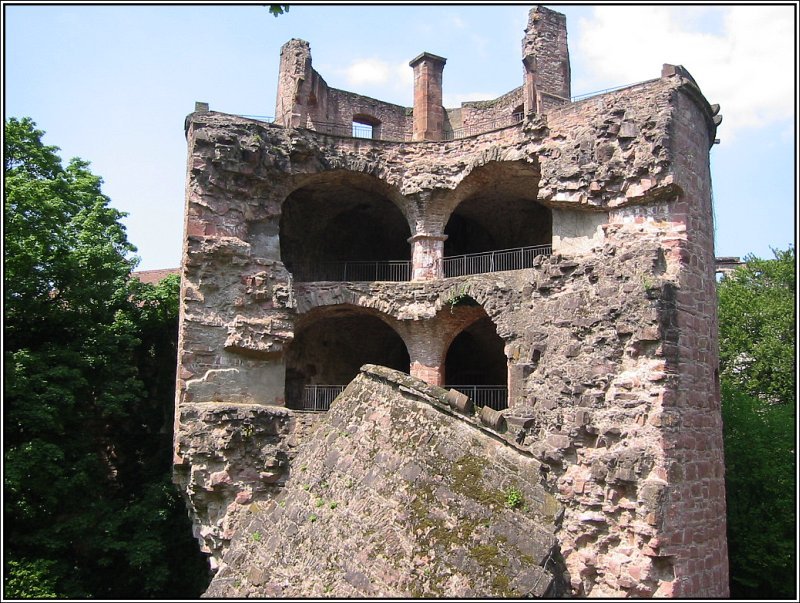 Das Heidelberger Schlo am 11.05.2006. Im Bild die Ruine eines Turms, der im Jahr 1693 von franzsischen Soldaten im Pflzer Erbfolgekrieg gesprengt wurde (lt. Wikipedia). Hier kann man gut die Dicke der Mauern erkennen, ebenso die abgesprengte Mauerschale.