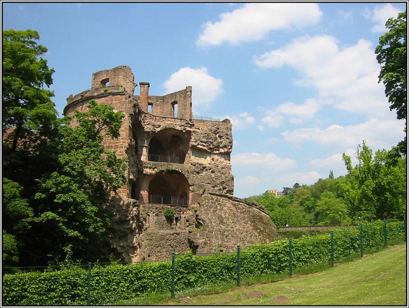Das Heidelberger Schlo am 11.05.2006. Im Bild die Ruine eines Turms, der im Jahr 1693 von franzsischen Soldaten im Pflzer Erbfolgekrieg gesprengt wurde (lt. Wikipedia).