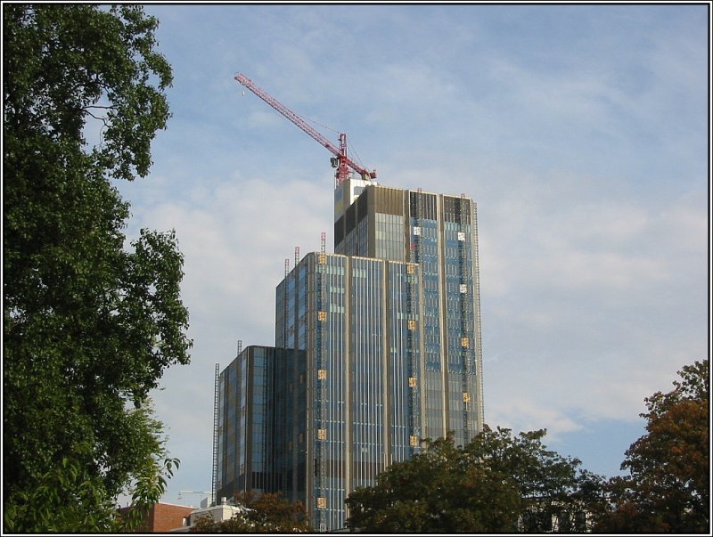 Das Hochaus der Deutschen Rentenversicherung Rheinland wurde 1978 unter dem Architekten Harald Deilmann fertiggestellt, wobei der  Bauherr damals noch Landesversicherungsanstalt Rheinprovinz hie. Die Aufnahme stammt vom 24.09.2006 und wurde vom Stndehauspark aus gemacht. Bis ins Frhjahr 2007 hinein wurde das 120 Meter hohe Gebude umfassend saniert. 