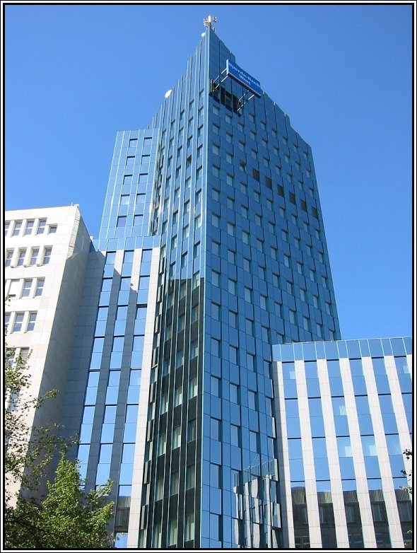 Das Hochhaus der Sparda-Bank West hinter dem Dsseldorfer Hauptbahnhof, aufgenommen am 09.09.2006.